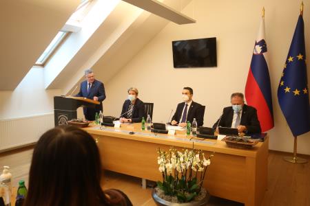 VLADA NA OBISKU V CERKNICI 04 FOTO LJUBO VUKELIČ